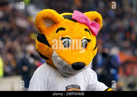 Hull, Regno Unito. 9 marzo 2024. Amber la mascotte dei Tiger durante la partita del campionato EFL Hull City AFC contro Leicester City FC al MKM Stadium di Hull, Inghilterra, Regno Unito il 9 marzo 2024 Credit: Every Second Media/Alamy Live News Foto Stock