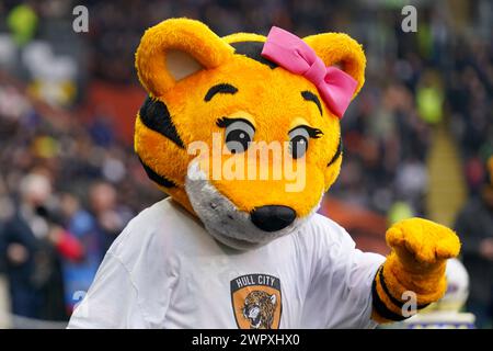 Hull, Regno Unito. 9 marzo 2024. Amber la mascotte tigre durante la partita del campionato EFL Hull City AFC contro Leicester City FC al MKM Stadium di Hull, Inghilterra, Regno Unito il 9 marzo 2024 Credit: Every Second Media/Alamy Live News Foto Stock