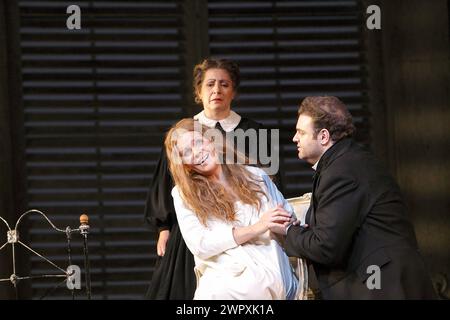 l-r: Renee Fleming (Violetta Valery), (posteriore) Sarah Pring (Annina), Joseph Calleja (Alfredo Germont) in LA TRAVIATA alla Royal Opera, Covent Garden Londra WC2 18/06/2009 musica: Giuseppe Verdi libretto: Francesco Maria Piave dopo â€˜la Dame aux cameliasâ€™ di Alexandre Dumas Fils direttore: Antonio Pappano design: Bob Crowley illuminazione: Jean Kalman coreografo: Jane Gibson regista: Richard Eyre Foto Stock