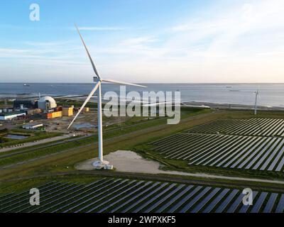 Pannelli solari, turbine eoliche e una centrale nucleare, Borssele, Paesi Bassi Foto Stock