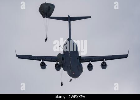 Donne paracadutisti dell'esercito americano con il 2nd Infantry Brigade Combat Team, 11th Airborne Division "Arctic Angels" saltano da un C-17 Globemaster III Foto Stock