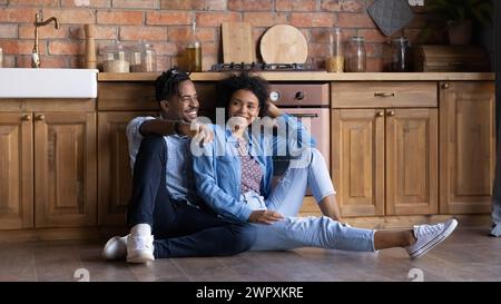 La coppia si siede al piano in cucina riposando al giorno del trasferimento Foto Stock