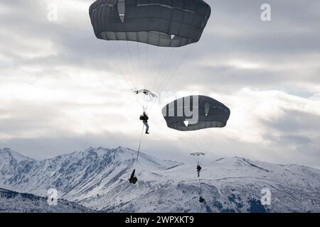 Donne paracadutisti dell'esercito americano con il 2nd Infantry Brigade Combat Team, 11th Airborne Division "Arctic Angels" saltano da un C-17 Globemaster III Foto Stock