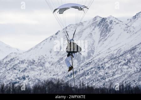 Un paracadutista dell'esercito statunitense assegnato al 2nd Infantry Brigade Combat Team (Airborne), 11th Airborne Division, conduce operazioni aviotrasportate Foto Stock