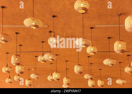 Eleganti paralume irregolari sul soffitto arancione Foto Stock