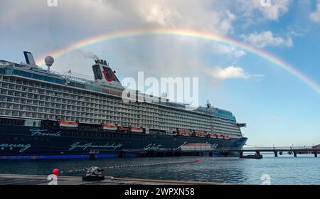 Un arcobaleno appare sopra una nave da crociera a Roseau, in Dominica Foto Stock