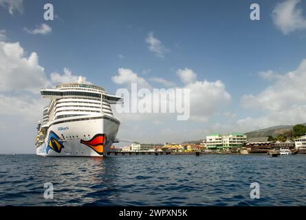 Una nave da crociera attraccata a Roseau in Dominica Foto Stock