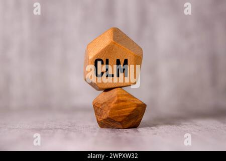 Acronimo di Business CLM come limitazione di carriera spostare. Vernice gialla linea sulla strada contro lo sfondo di asfalto. Immagine concettuale Foto Stock