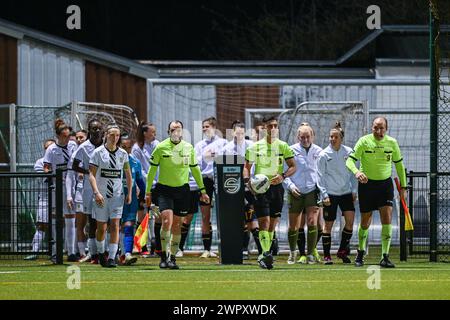 Anderlecht, Belgio. 9 marzo 2024. Giocatori che entrano in campo nella foto prima di una partita di calcio femminile tra RSC Anderlecht e Sporting du Pays de Charleroi nella 18a partita della stagione 2023 - 2024 della belga lotto Womens Super League, sabato 9 marzo 2024 ad Anderlecht, Belgio. Crediti: Sportpix/Alamy Live News Foto Stock