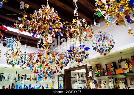 Isola di Murano, Italia - 6 ottobre 2019: Pendenti in vetro colorato lampadario o lampada dal famoso vetro di Murano. Tradizionale chandeli veneziano in vetro Foto Stock