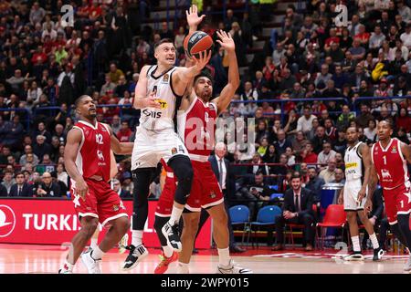 Milano, Italia. 8 marzo 2024. Italia, Milano, 8 marzo 2024: Aleksa Avramovic (Partizan) segna su difensore nel primo quarto durante la partita di basket EA7 Emporio Armani Milan vs Partizan Belgrado, EuroLeague 2023-24 round 28 (Credit Image: © Fabrizio Andrea Bertani/Pacific Press via ZUMA Press Wire) SOLO USO EDITORIALE! Non per USO commerciale! Foto Stock