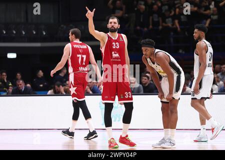 Milano, Italia. 8 marzo 2024. Italia, Milano, 8 marzo 2024: Nikola Mirotic (Armani) dà consigli ai compagni di squadra nel 4° trimestre durante la partita di basket EA7 Emporio Armani Milan vs Partizan Belgrado, EuroLeague 2023-24 round 28 (Credit Image: © Fabrizio Andrea Bertani/Pacific Press via ZUMA Press Wire) SOLO USO EDITORIALE! Non per USO commerciale! Foto Stock