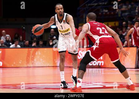 Milano, Italia. 8 marzo 2024. Italia, Milano, 8 marzo 2024: Kevin Punter (Partizan) dribbla in campo nel primo quarto durante la partita di basket EA7 Emporio Armani Milan vs Partizan Belgrado, EuroLeague 2023-24 round 28 (Credit Image: © Fabrizio Andrea Bertani/Pacific Press via ZUMA Press Wire) SOLO USO EDITORIALE! Non per USO commerciale! Foto Stock