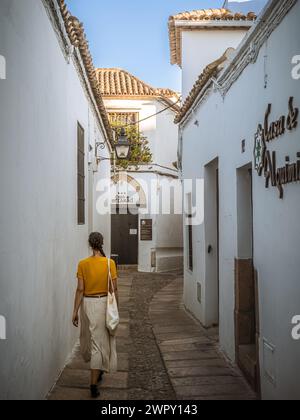 Cordova, Spagna, 11 settembre 2023: Turista femminile che cammina sulla strada di fronte alla Casa Andalusi, Cordova Foto Stock