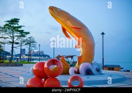 Contea di Yangyang, Corea del Sud - 30 luglio 2019: Un'impressionante scultura alta 10 metri di salmone che salta fuori dall'acqua al Golden Salmon Park, dipinta r Foto Stock