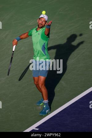 9 marzo 2024 Novak Djokovic della Serbia serve contro Aleksandar Vukic dell'Australia durante il BNP Paribas Open a Indian Wells, CA. Charles Baus/CSM Foto Stock