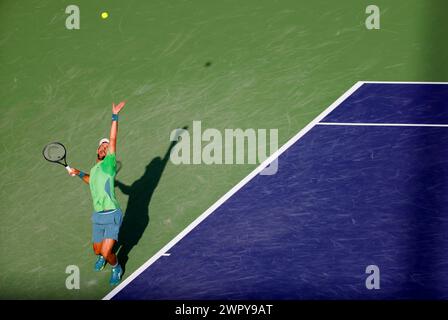 9 marzo 2024 Novak Djokovic della Serbia serve contro Aleksandar Vukic dell'Australia durante il BNP Paribas Open a Indian Wells, CA. Charles Baus/CSM Foto Stock