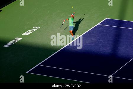 9 marzo 2024 Novak Djokovic della Serbia serve contro Aleksandar Vukic dell'Australia durante il BNP Paribas Open a Indian Wells, CA. Charles Baus/CSM Foto Stock