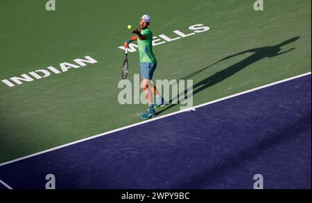 9 marzo 2024 Novak Djokovic della Serbia serve contro Aleksandar Vukic dell'Australia durante il BNP Paribas Open a Indian Wells, CA. Charles Baus/CSM Foto Stock