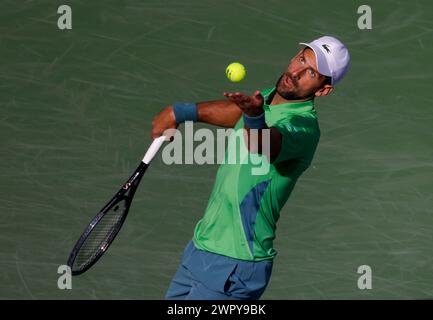 9 marzo 2024 Novak Djokovic della Serbia serve contro Aleksandar Vukic dell'Australia durante il BNP Paribas Open a Indian Wells, CA. Charles Baus/CSM Foto Stock