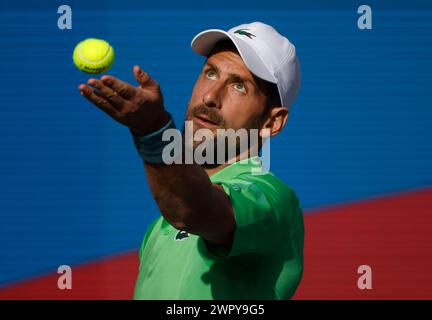 9 marzo 2024 Novak Djokovic della Serbia serve contro Aleksandar Vukic dell'Australia durante il BNP Paribas Open a Indian Wells, CA. Charles Baus/CSM Foto Stock