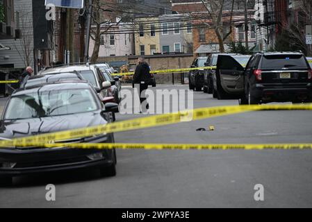 Jersey, Stati Uniti. 9 marzo 2024. Le autorità cercano prove e indizi sulla scena di una sparatoria a Jersey City che ha ucciso una persona e ferito altre due. Sparare uccide una persona e ne ferisce altre due a Jersey City. L'Ufficio della polizia della contea di Hudson e il Dipartimento di polizia di Jersey stanno indagando su una sparatoria nell'area di Jordan Avenue e Mercer Street che ha lasciato un individuo morto e altri due feriti. Credito: SOPA Images Limited/Alamy Live News Foto Stock