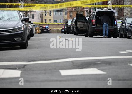 Jersey, Stati Uniti. 9 marzo 2024. Le autorità cercano prove e indizi sulla scena di una sparatoria a Jersey City che ha ucciso una persona e ferito altre due. Sparare uccide una persona e ne ferisce altre due a Jersey City. L'Ufficio della polizia della contea di Hudson e il Dipartimento di polizia di Jersey stanno indagando su una sparatoria nell'area di Jordan Avenue e Mercer Street che ha lasciato un individuo morto e altri due feriti. Credito: SOPA Images Limited/Alamy Live News Foto Stock