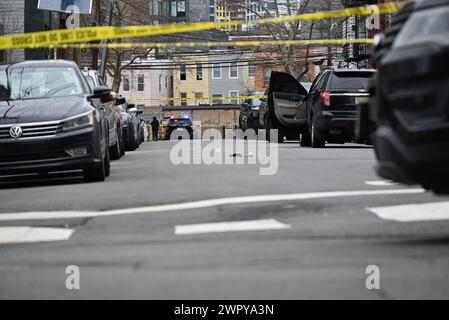 Jersey, Stati Uniti. 9 marzo 2024. Le autorità cercano prove e indizi sulla scena di una sparatoria a Jersey City che ha ucciso una persona e ferito altre due. Sparare uccide una persona e ne ferisce altre due a Jersey City. L'Ufficio della polizia della contea di Hudson e il Dipartimento di polizia di Jersey stanno indagando su una sparatoria nell'area di Jordan Avenue e Mercer Street che ha lasciato un individuo morto e altri due feriti. Credito: SOPA Images Limited/Alamy Live News Foto Stock