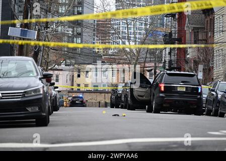 Jersey, Stati Uniti. 9 marzo 2024. Le autorità cercano prove e indizi sulla scena di una sparatoria a Jersey City che ha ucciso una persona e ferito altre due. Sparare uccide una persona e ne ferisce altre due a Jersey City. L'Ufficio della polizia della contea di Hudson e il Dipartimento di polizia di Jersey stanno indagando su una sparatoria nell'area di Jordan Avenue e Mercer Street che ha lasciato un individuo morto e altri due feriti. (Foto di Kyle Mazza/SOPA Images/Sipa USA) credito: SIPA USA/Alamy Live News Foto Stock