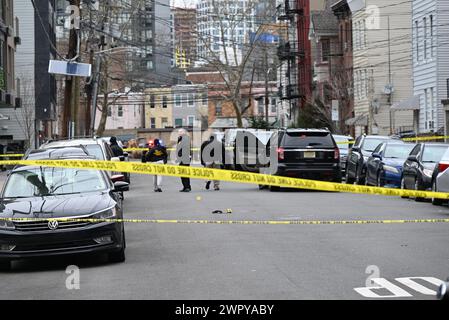 Jersey, Stati Uniti. 9 marzo 2024. Le autorità cercano prove e indizi sulla scena di una sparatoria a Jersey City che ha ucciso una persona e ferito altre due. Sparare uccide una persona e ne ferisce altre due a Jersey City. L'Ufficio della polizia della contea di Hudson e il Dipartimento di polizia di Jersey stanno indagando su una sparatoria nell'area di Jordan Avenue e Mercer Street che ha lasciato un individuo morto e altri due feriti. (Foto di Kyle Mazza/SOPA Images/Sipa USA) credito: SIPA USA/Alamy Live News Foto Stock