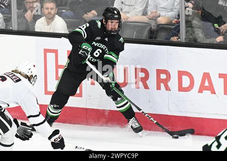 Il difensore dei North Dakota Fighting Hawks Logan Britt (6) passa il puck durante una partita di hockey al college maschile della NCAA tra gli University of North Dakota Fighting Hawks e gli Omaha Mavericks alla Baxter Arena di Omaha, ne, sabato 9 marzo 2024. Foto di Russell Hons/CSM Foto Stock