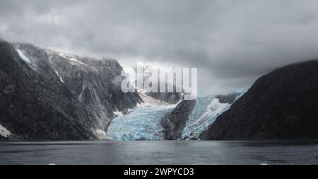 Panorama del ghiacciaio Northerwestern alla fine di un fiordo nel Parco Nazionale dei fiordi di Kenai, Alaska Foto Stock