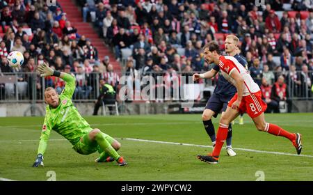 Monaco, Germania. 9 marzo 2024. Leon Goretzka (davanti) del Bayern Monaco testa la palla a segnare durante la partita tedesca di prima divisione della Bundesliga tra Bayern Monaco e FSV Mainz 05 a Monaco, Germania, 9 marzo 2024. Crediti: Philippe Ruiz/Xinhua/Alamy Live News Foto Stock