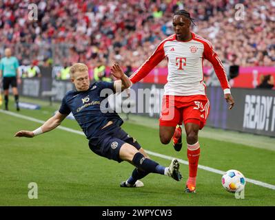 Monaco, Germania. 9 marzo 2024. Mathys Tel (R) del Bayern Monaco visse con Andreas Hanche-Olsen di Magonza durante la partita di calcio tedesca di prima divisione tra Bayern Monaco e FSV Mainz 05 a Monaco, Germania, 9 marzo 2024. Crediti: Philippe Ruiz/Xinhua/Alamy Live News Foto Stock