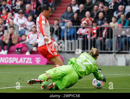 Monaco, Germania. 9 marzo 2024. Leroy sane (L) del Bayern Monaco visse con il portiere del Mainz Robin Zentner durante la partita di calcio tedesca di prima divisione tra Bayern Monaco e FSV Mainz 05 a Monaco, Germania, 9 marzo 2024. Crediti: Philippe Ruiz/Xinhua/Alamy Live News Foto Stock