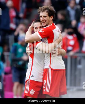 Monaco, Germania. 9 marzo 2024. Leon Goretzka (R) del Bayern Monaco celebra il gol con il suo compagno di squadra Raphael Guerreiro durante la partita di calcio tedesca di prima divisione tra Bayern Monaco e FSV Mainz 05 a Monaco, Germania, 9 marzo 2024. Crediti: Philippe Ruiz/Xinhua/Alamy Live News Foto Stock