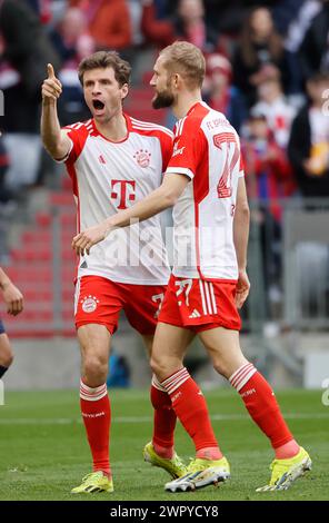 Monaco, Germania. 9 marzo 2024. Thomas Mueller (L) del Bayern Monaco celebra il punteggio ottenuto durante la partita di calcio tedesca di prima divisione della Bundesliga tra Bayern Monaco e FSV Mainz 05 a Monaco, in Germania, il 9 marzo 2024. Crediti: Philippe Ruiz/Xinhua/Alamy Live News Foto Stock