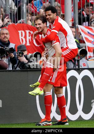 Monaco, Germania. 9 marzo 2024. Serge Gnabry (R) del Bayern Monaco celebra il gol con il suo compagno di squadra Leon Goretzka durante la partita di calcio tedesca di prima divisione tra Bayern Monaco e FSV Mainz 05 a Monaco, Germania, 9 marzo 2024. Crediti: Philippe Ruiz/Xinhua/Alamy Live News Foto Stock