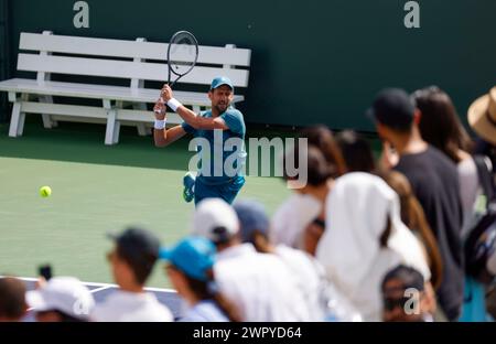 9 marzo 2024 Novak Djokovic della Serbia colpisce un colpo durante la sua sessione di allenamento durante il BNP Paribas Open a Indian Wells, CA. Charles Baus/CSM Foto Stock