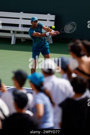 9 marzo 2024 Novak Djokovic della Serbia colpisce un colpo durante la sua sessione di allenamento durante il BNP Paribas Open a Indian Wells, CA. Charles Baus/CSM Foto Stock