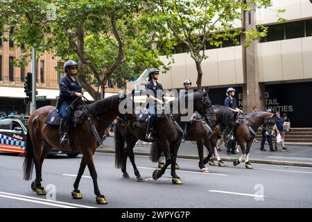 La polizia a cavallo monitora i manifestanti durante una marcia di Sydney a sostegno dei palestinesi nella guerra di Gaza. Foto Stock
