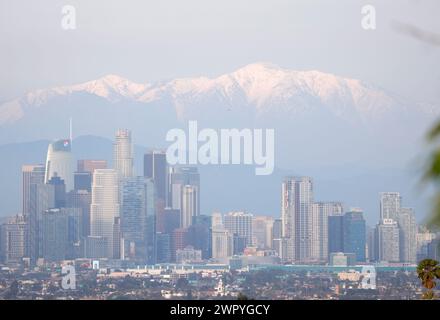 Los Angeles, Stati Uniti. 9 marzo 2024. Le montagne innevate dietro lo skyline del centro di Los Angeles sono visibili prima del tramonto presso la Kenneth Hahn State Recreation area di Los Angeles sabato 9 marzo 2024. Foto di John Angelillo/UPI credito: UPI/Alamy Live News Foto Stock