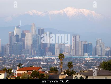 Los Angeles, Stati Uniti. 9 marzo 2024. Le montagne innevate dietro lo skyline del centro di Los Angeles sono visibili prima del tramonto presso la Kenneth Hahn State Recreation area di Los Angeles sabato 9 marzo 2024. Foto di John Angelillo/UPI credito: UPI/Alamy Live News Foto Stock