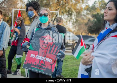 Culver City, California, Stati Uniti. 8 marzo 2024. Questa giornata internazionale delle donne lavoratrici rafforzeremo il ruolo fondamentale che le donne lavoratrici svolgono come combattenti per la libertà e protettori di casa e patria. Riconosceremo le distinzioni tra il femminismo liberatorio decoloniale e lo pseudo-femminismo usato per giustificare il genocidio contro i popoli colonizzati. marceremo per una Palestina libera per far sapere al mondo che non c'è posto per i genocidi e i loro sostenitori in veri movimenti femministi anti-imperialisti e decoloniali. Ci schieriamo al fianco e costruiamo sulle eredità rivoluzionarie del terzo mondo Wo Foto Stock