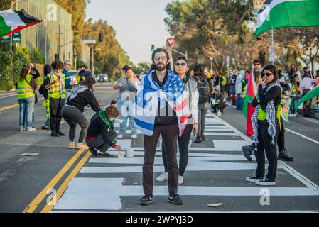 Culver City, California, Stati Uniti. 8 marzo 2024. Questa giornata internazionale delle donne lavoratrici rafforzeremo il ruolo fondamentale che le donne lavoratrici svolgono come combattenti per la libertà e protettori di casa e patria. Riconosceremo le distinzioni tra il femminismo liberatorio decoloniale e lo pseudo-femminismo usato per giustificare il genocidio contro i popoli colonizzati. marceremo per una Palestina libera per far sapere al mondo che non c'è posto per i genocidi e i loro sostenitori in veri movimenti femministi anti-imperialisti e decoloniali. Ci schieriamo al fianco e costruiamo sulle eredità rivoluzionarie del terzo mondo Wo Foto Stock