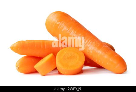 La vista frontale o laterale delle bellissime radici di carota arancione fresche con fette in pila è isolata su sfondo bianco con percorso di ritaglio. Foto Stock