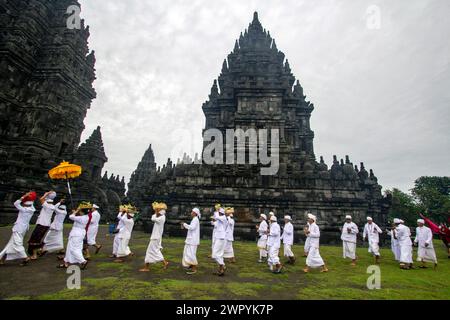 10 marzo 2024, Yogyakarta, regione speciale di Yogyakarta, INDONESIA: Gli indù in Indonesia prendono parte alla cerimonia rituale ''Tawur Agung Kesanga''' o alla grande cerimonia di purificazione al Tempio di Prambanan, Yogyakarta, Indonesia, domenica 10 marzo, 2024. Tawur Agung Kesanga si tiene per dare il benvenuto al Nyepi Day, una giornata annuale di silenzio, dove gli indù balinesi accolgono il nuovo anno 1946, nell'anno 2024. Il giorno di Nyepi, sull'isola di Bali, spegnere tutte le luci e i suoni, fermare tutto il traffico, abbandonare tutte le attività mondane e meditare, mentre silenzio e tranquillità avvolgono l'intera isola. (Immagine di credito: © Antoni Foto Stock