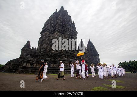 10 marzo 2024, Yogyakarta, regione speciale di Yogyakarta, INDONESIA: Gli indù in Indonesia prendono parte alla cerimonia rituale ''Tawur Agung Kesanga''' o alla grande cerimonia di purificazione al Tempio di Prambanan, Yogyakarta, Indonesia, domenica 10 marzo, 2024. Tawur Agung Kesanga si tiene per dare il benvenuto al Nyepi Day, una giornata annuale di silenzio, dove gli indù balinesi accolgono il nuovo anno 1946, nell'anno 2024. Il giorno di Nyepi, sull'isola di Bali, spegnere tutte le luci e i suoni, fermare tutto il traffico, abbandonare tutte le attività mondane e meditare, mentre silenzio e tranquillità avvolgono l'intera isola. (Immagine di credito: © Antoni Foto Stock