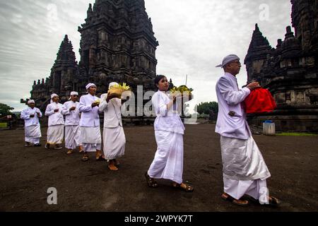 10 marzo 2024, Yogyakarta, regione speciale di Yogyakarta, INDONESIA: Gli indù in Indonesia prendono parte alla cerimonia rituale ''Tawur Agung Kesanga''' o alla grande cerimonia di purificazione al Tempio di Prambanan, Yogyakarta, Indonesia, domenica 10 marzo, 2024. Tawur Agung Kesanga si tiene per dare il benvenuto al Nyepi Day, una giornata annuale di silenzio, dove gli indù balinesi accolgono il nuovo anno 1946, nell'anno 2024. Il giorno di Nyepi, sull'isola di Bali, spegnere tutte le luci e i suoni, fermare tutto il traffico, abbandonare tutte le attività mondane e meditare, mentre silenzio e tranquillità avvolgono l'intera isola. (Immagine di credito: © Antoni Foto Stock