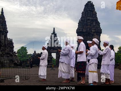 10 marzo 2024, Yogyakarta, regione speciale di Yogyakarta, INDONESIA: Gli indù in Indonesia prendono parte alla cerimonia rituale ''Tawur Agung Kesanga''' o alla grande cerimonia di purificazione al Tempio di Prambanan, Yogyakarta, Indonesia, domenica 10 marzo, 2024. Tawur Agung Kesanga si tiene per dare il benvenuto al Nyepi Day, una giornata annuale di silenzio, dove gli indù balinesi accolgono il nuovo anno 1946, nell'anno 2024. Il giorno di Nyepi, sull'isola di Bali, spegnere tutte le luci e i suoni, fermare tutto il traffico, abbandonare tutte le attività mondane e meditare, mentre silenzio e tranquillità avvolgono l'intera isola. (Immagine di credito: © Antoni Foto Stock